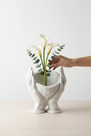 Kalp Tutan El Figürlü Tasarım Vazo