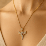 Kırmızı Taşlı Kanatlı Melek Figürlü Gold Renk Çelik Kolye