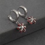 Kırmızı Taşlı Çiçek Figürlü Gümüş Renk Çelik Küpe