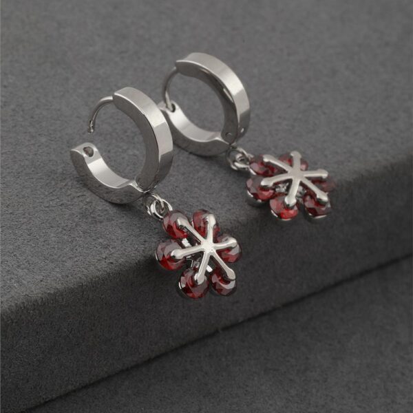 Kırmızı Taşlı Çiçek Figürlü Gümüş Renk Çelik Küpe