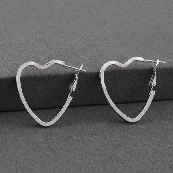 Kalp Form Gümüş Renkli Çelik Halka Küpe