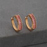 Pembe Taş Detaylı Altın Renk Çelik Halka Küpe