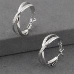 Çapraz Tasarımlı Gümüş Renkli Mat Dokulu Çelik Halka Küpe