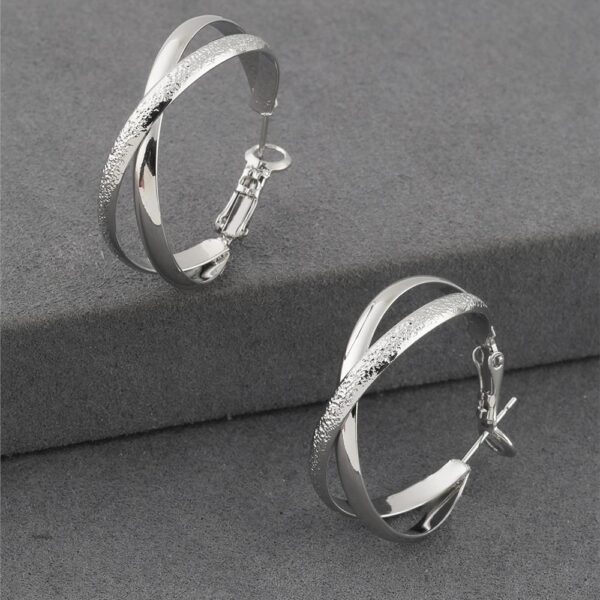 Çapraz Tasarımlı Gümüş Renkli Mat Dokulu Çelik Halka Küpe