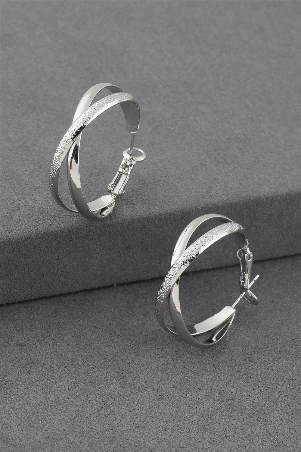 62834-Uploads-Urunresimleri-Buyuk-Celik-Kupe-8864A0-Jpg.jpg Çapraz Tasarımlı Gümüş Renkli Mat Dokulu Çelik Halka Küpe - Görsel 1