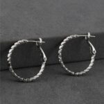 Dokulu Halka Form Gümüş Renkli Çelik Küpe