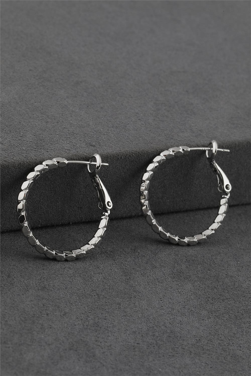 62834-Uploads-Urunresimleri-Buyuk-Celik-Kupe-94-9Fb-Jpg.jpg Dokulu Halka Form Gümüş Renkli Çelik Küpe - Görsel 1