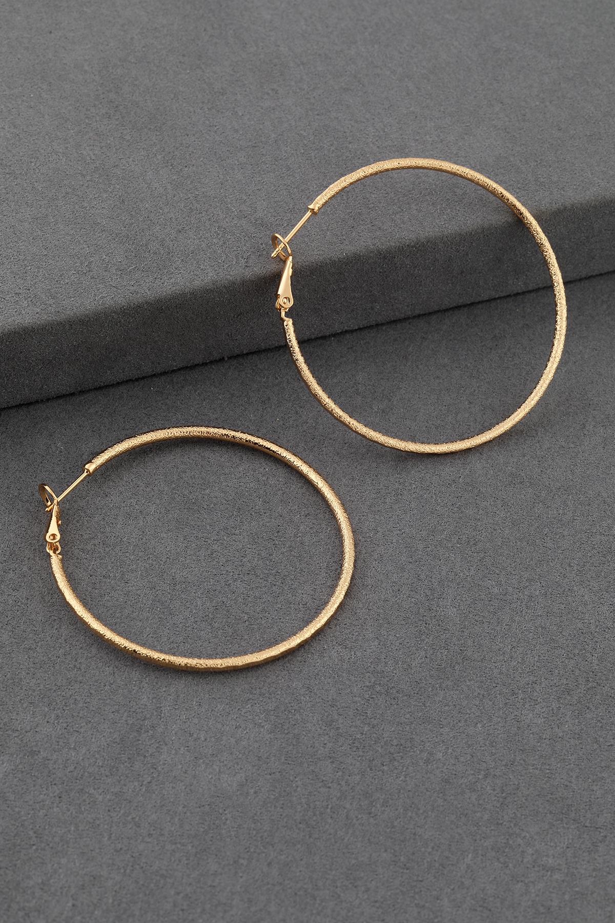 62834-Uploads-Urunresimleri-Buyuk-Celik-Kupe-Cbb2B6-Jpg.jpg Altın Renkli Mat Dokulu Çelik Halka Küpe - Görsel 1