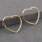 Kalp Formlu Altın Renkli Dokulu Çelik Halka Küpe