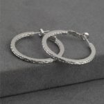 Desenli Halka Gümüş Renk Çelik Küpe