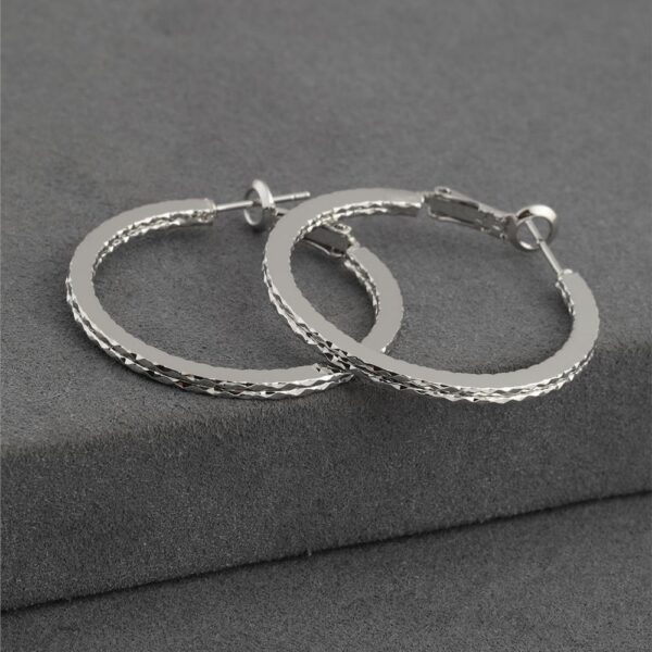 Desenli Halka Gümüş Renk Çelik Küpe