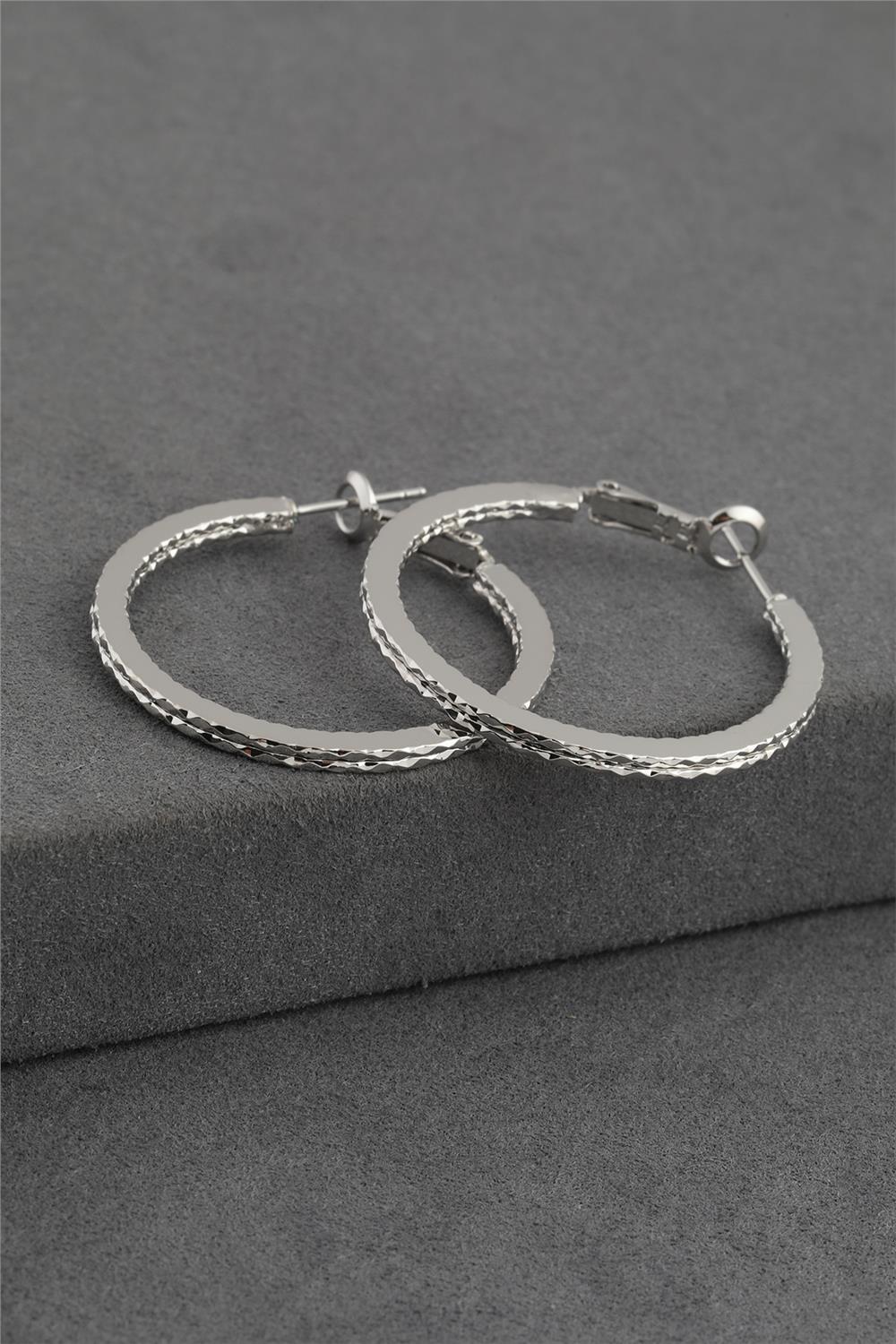 62834-Uploads-Urunresimleri-Buyuk-Celik-Kupe-F2Dfe4-Jpg.jpg Desenli Halka Gümüş Renk Çelik Küpe - Görsel 1