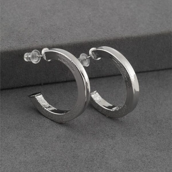 Kalın Halka Gümüş Renkli Mat Dokulu Çelik Küpe