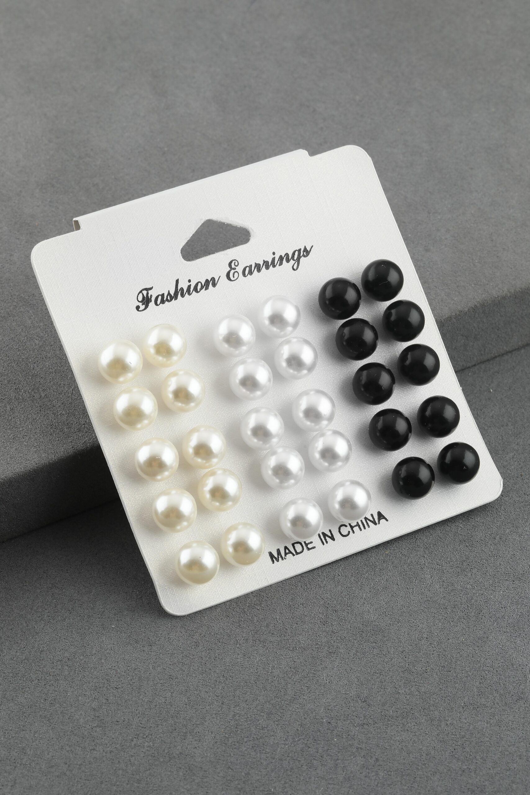 Bijuteri-Inci-Kupe-3A2F6-Jpg.jpg Siyah Beyaz Krem İnci Görünümlü Çoklu Bijuteri Küpe Seti - Görsel 1