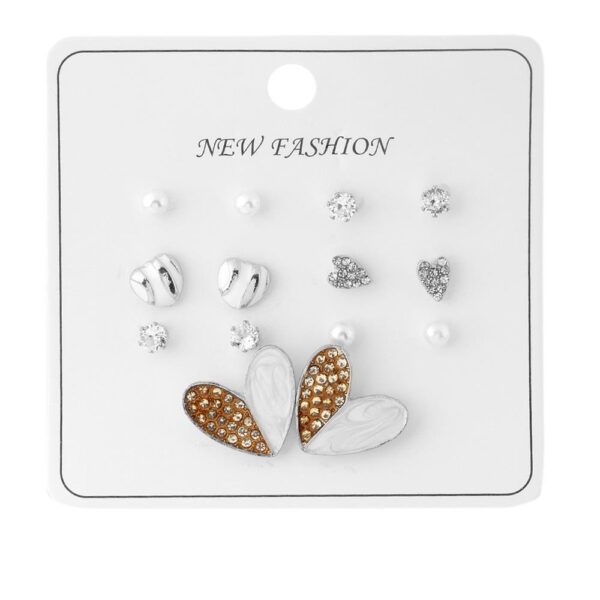 Kalp Figürlü Taş ve İnci Detaylı Silver Renk Bijuteri Küpe Seti