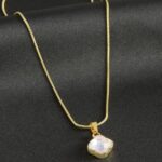 Çiçek Figürlü Gold Renk Çelik Kolye