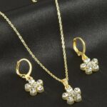 Şeffaf Taşlı Çiçek Figürlü Gold Renk Bijuteri Kolye Küpe Seti