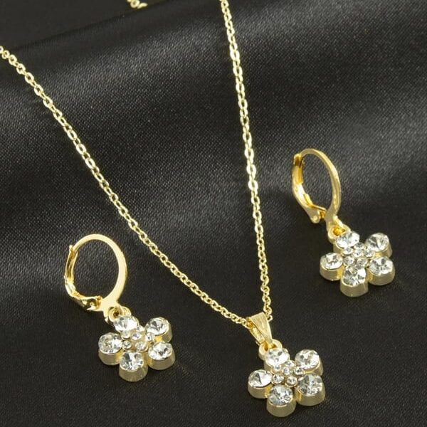 Şeffaf Taşlı Çiçek Figürlü Gold Renk Bijuteri Kolye Küpe Seti
