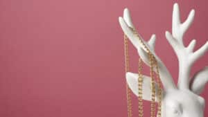 Display Shiny Elegant Gold Chain