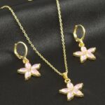 Papatya Figürlü Pembe Taşlı Gold Renk Bijuteri Kolye ve Küpe Seti