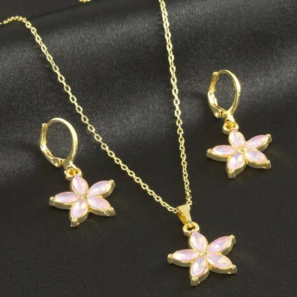 Papatya Figürlü Pembe Taşlı Gold Renk Bijuteri Kolye ve Küpe Seti