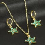 Yeşil Taşlı Papatya Figürlü Gold Renk Bijuteri Kolye ve Küpe Seti