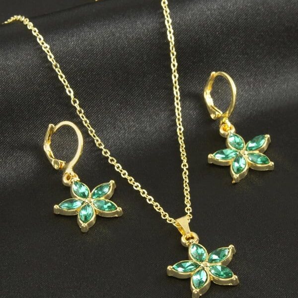 Yeşil Taşlı Papatya Figürlü Gold Renk Bijuteri Kolye ve Küpe Seti