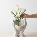 Kalp Tutan El Figürlü Tasarım Vazo