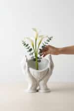 Kalp Tutan El Figürlü Tasarım Vazo